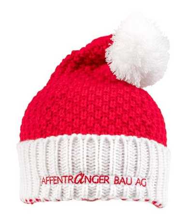 Weihnachtliche Strickmütze mit Stickerei 