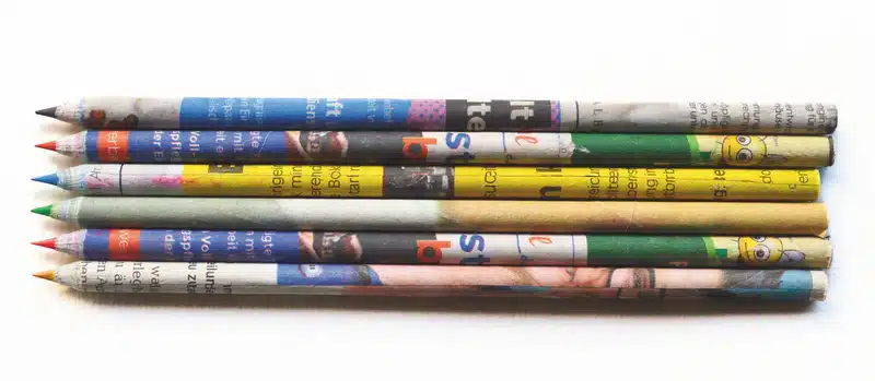Farbstift aus Zeitungspapier
